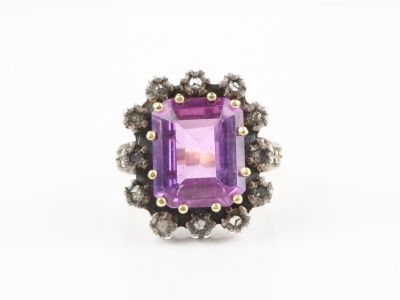 Bague en or et argent, centrée d'une pierre d'imitation viol…