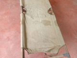 une longue table recouverte d'un drap, dans une pièce