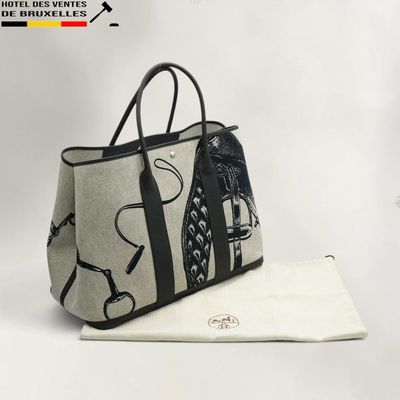 un sac noir et blanc posé sur une serviette blanche