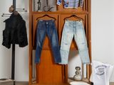 une photo d'un porte-vêtements dans un salon