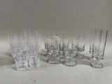 un grand nombre de verres posés sur une table