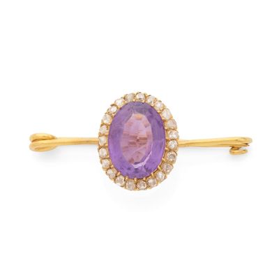 BROCHE présentant une améthyste ovale (5.5 cts env.) dans un…