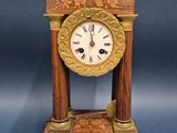 une petite horloge posée sur une table