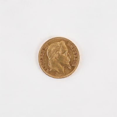 une image d'une pièce d'or sur une surface blanche
