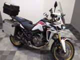 une moto qui est garée dans une pièce dont le sol est en damier