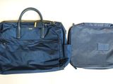 deux bagages posés l'un à côté de l'autre sur une table