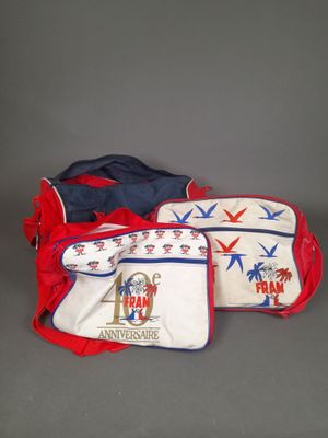 FRAM. Lot de trois sacs de voyage en toile nylon rouge, bleu…