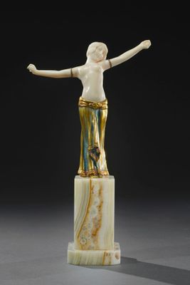 une image représentant une statue de femme, les bras tendus vers le ciel