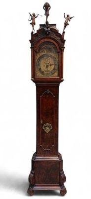 une horloge de parquet qui se trouve au milieu de la pièce