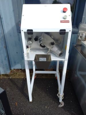 an image of a machine that is sitting on the ground