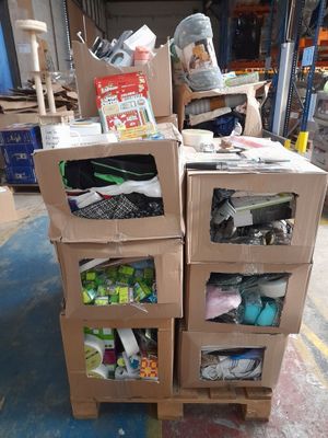plusieurs cartons empilés les uns sur les autres dans un entrepôt