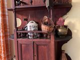 une étagère en bois sur laquelle est posé un panier, près d'une fenêtre
