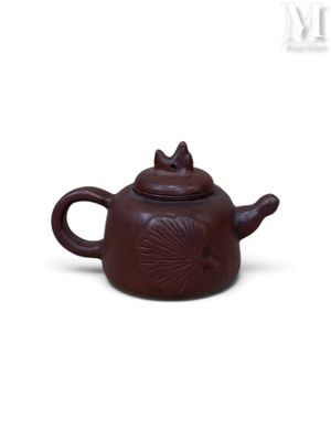 théière en argile violette avec couvercle et décor floral