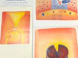 plusieurs affiches représentant différents types d'œuvres d'art, exposées sur une table