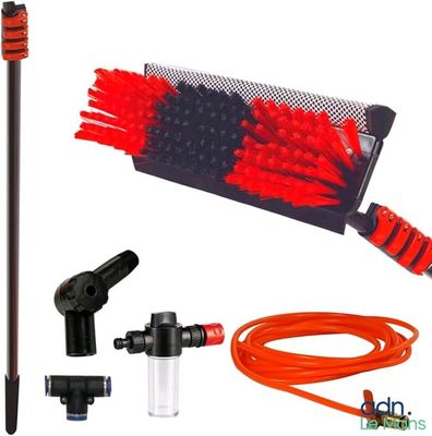 une brosse de nettoyage rouge et noire et un tuyau rouge