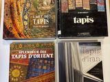 plusieurs livres sont posés sur une table les uns à côté des autres