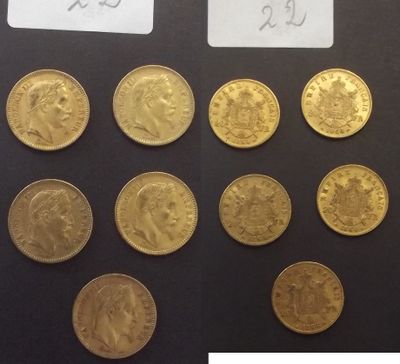 gros plan d'un paquet de pièces d'or sur une table