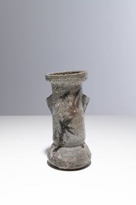 un petit vase posé sur une table