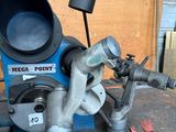 une machine posée sur une table