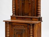 une vieille armoire en bois surmontée d'un miroir