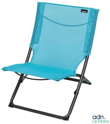 une chaise de jardin bleue avec une structure noire et une housse bleue