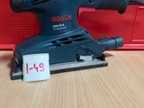 un gros plan d'une ponceuse orbitale Bosch posée sur une table