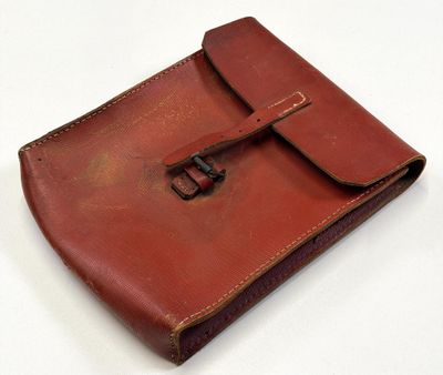 une image représentant un étui en cuir marron sur lequel est posée une clé