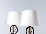 une paire de lampes de table noires et dorées avec des abat-jours blancs