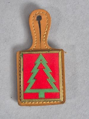 une image représentant un sapin de Noël sur une étiquette rouge et verte