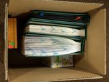 une boîte en carton contenant une pile de papiers