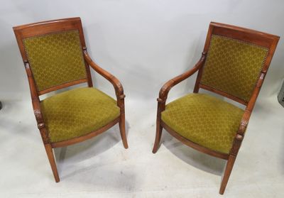 deux chaises en bois avec un revêtement jaune, rembourré, rembourré, rembourré, rembourré, rembourré