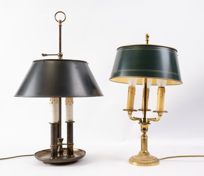 une paire de lampes en laiton et vertes sur fond blanc