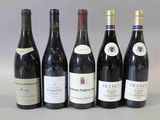 six bouteilles de vin sont alignées sur une table