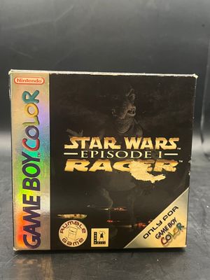 une boîte contenant des jeux Game Boy « Star Wars : Épisode II » posée sur une table