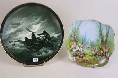 deux assiettes sur lesquelles figurent des images de personnes dans un bateau