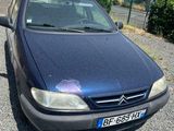la voiture est garée sur le côté de la route, dans le parking