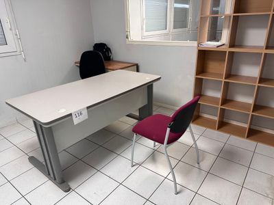 un bureau avec une chaise et une étagère dans le coin