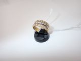un anneau posé sur un objet noir