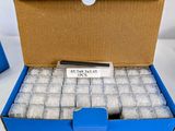 une boîte bleue remplie d'un grand nombre de cigarettes et d'une télécommande
