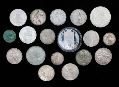 beaucoup de pièces de monnaie de forme circulaire