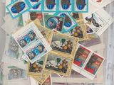 un récipient en plastique rempli de timbres et de cartes postales