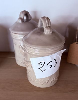 trois bocaux portant des numéros, posés sur une étagère