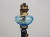Lampe à pétrole en régule peint, laiton et verre, le globe e… (photo 2)