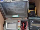 une boîte contenant du matériel électronique