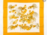 un gros plan sur une écharpe jaune et blanche ornée de poissons