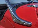 un gros plan d'une voiture rouge dont la portière est ouverte