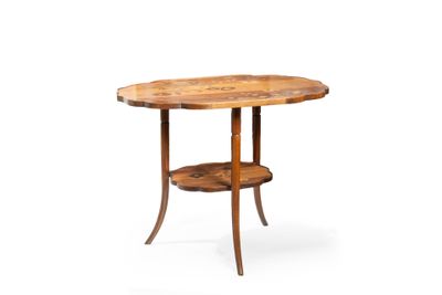 une table ovale avec deux étagères de chaque côté