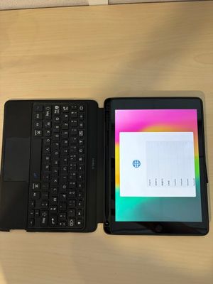 deux ordinateurs portables posés l'un à côté de l'autre sur une table