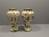 deux vases posés sur une table