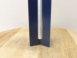 un stylo posé dans une boîte sur une table